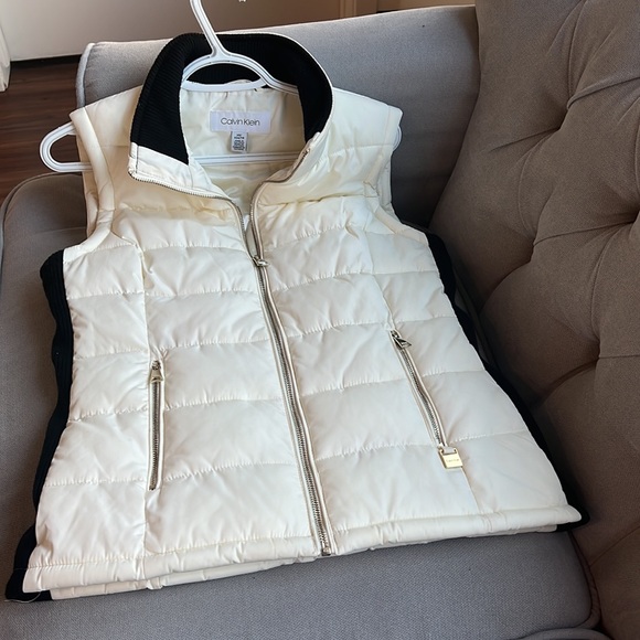 Calvin Klein Cream Puffer Vest Size XS contrasting Black Sides - Picture 8 of 12